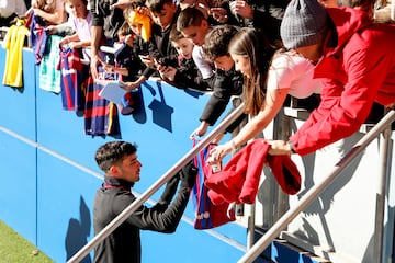 Pedri firma camisetas a los aficionados que acudieron al entrenamiento del equipo blaugrana.