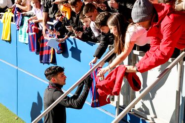 Pedri firma camisetas a los aficionados que acudieron al entrenamiento del equipo blaugrana.