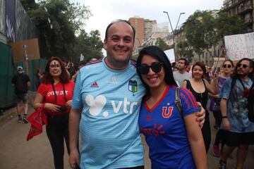 Hinchas de distintos clubes llegaron hasta Plaza Italia para ser parte de la manifestación más masiva. Hasta los archirrivales se tomaron fotografías juntos.