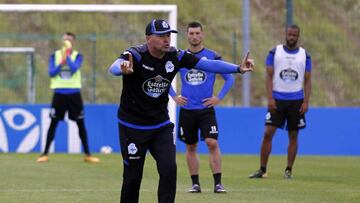 Pepe Mel, durante el entrenamiento del Deportivo en Abegondo este miércoles.