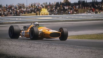 Bruce McLaren con el McLaren-Ford en el Jarama.