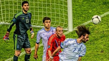 Greek forward Giorgios Samaras (R) head the ball during the Euro 2012 championships football match Greece vs Russia on June 16, 2012 at the National Stadium in Warsaw.       AFP PHOTO / DIMITAR DILKOFF