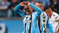 Jaminton Campaz en un partido de Gremio.