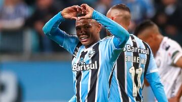 Jaminton Campaz en un partido de Gremio.