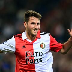 Arne Slot elogia a Santi Giménez: ‘Es un jugador especial en constante mejora’