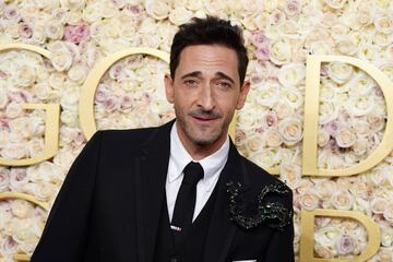 Adrien Brody posa durante la alfombra roja de los Globos de Oro 2025 celebrados en el Hotel Beverly Hilton de los Ángeles.