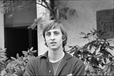 El holandés ya formaba parte de las categorías inferiores del Ajax de Ámsterdam, el club al que se había unido a los 10 años. Tras la muerte de su padre y debido a que el colegio no le iba bien, tuvo que empezar a trabajar. Según algunas biografías, tuvo un empleo en una tienda de deportes en su barrio. En resumen, a los 15 años, Cruyff ya estaba inmerso en la academia del Ajax, pero también lidiaba con las dificultades económicas familiares.