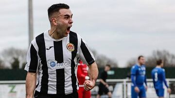 Odei Martin, futbolista espa&ntilde;ol del Heybridge, celebra uno de sus goles en Inglaterra.