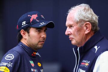 Sergio Pérez y Helmut Marko hablando en los entrenamientos libres 1 del GP de Austria 