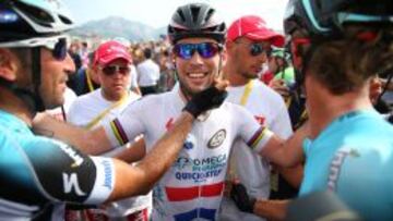 Cavendish celebra el triunfo de etapa junto a alguno de sus compañeros en el Omega Pharma-Quick Step.