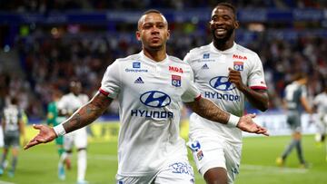Memphis Depay celebra un gol con el Lyon.