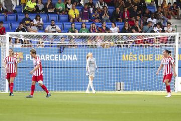 Las jugadoras del Atlético de Madrid se lamentan tras el 6-1 en propia puerta de Meseguer. 





