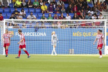 Las jugadoras del Atl¨¦tico de Madrid se lamentan tras el 6-1 en propia puerta de Meseguer.