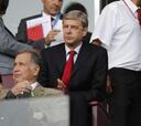 Expediente a Wenger por dar órdenes desde la grada