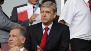 Expediente a Wenger por dar órdenes desde la grada