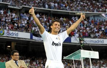6 de julio de 2009 | El Bernab¨¦u se llen¨® a reventar con 85.000 espectadores para ver a Cristiano Ronaldo vestido de blanco, en lo que fue la puesta de largo m¨¢s gal¨¢ctica de la historia del f¨²tbol.