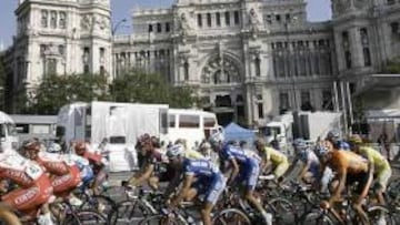 <b>MADRID SE ENGALANÓ. </b>El pelotón, a su paso por la Plaza de la Cibeles. Miles de espectadores se echaron a las calles de la capital.