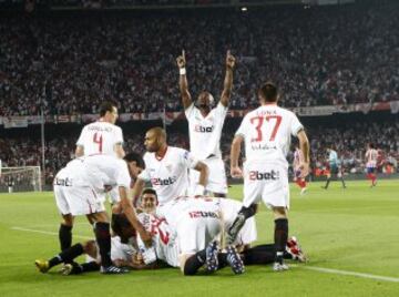 Los jugadores del Sevilla celebrando el primer gol de su equipo que anotó Diego Capel 