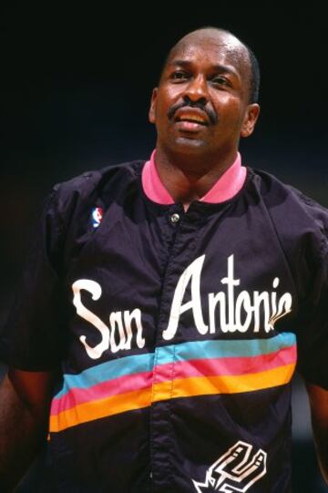 Durante un corto período, volvió a vestir la camiseta de los 76ers, jugando con Manute Bol en la que sería una temporada plagada de lesiones, la 1993-94. En 1994 fue enviado a los Spurs de San Antonio de David Robinson.