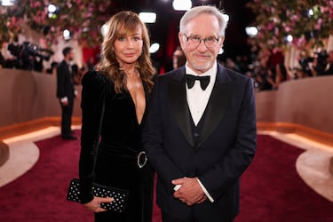 Kristie Macosko Krieger y Steven Spielberg posan en la alfombra roja de la 83.ª edición de los Globos de Oro, celebrada en el Beverly Hilton.