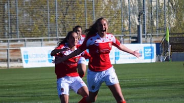 La Selección Madrileña celebra un gol.