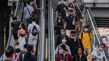 BANGKOK, THAILAND - 2022/07/05: People wearing face masks as a preventive measure against the spread of covid-19 use an escalator in front of the Central World in Bangkok, Thailand. (Photo by Peerapon Boonyakiat/SOPA Images/LightRocket via Getty Images)
