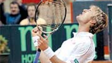 EL REY SE ARRODILLA SOBRE LA TIERRA: COMO BORG</B>. Hay en esa explosión de júbilo de Ferrero, rey de la tierra batida, un aire de otro tiempo: es, casi calcado, el mismo gesto con el que Borg celebró su triunfo ante McEnroe en la finalísima de Wimbledon 1980. Es raro que Ferrero celebre así un triunfo. Pero si lo hizo Borg...