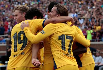 Los jugadores del Barcelona celebrando uno de los cuatro goles que anotaron.