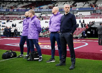 El entrenador portugués saltó a ver el terreno de juego del London Stadium y conversaba con sus ayudantes en el Tottenham Hotspur.