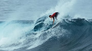 Surfista con licra roja en el TENERIFE PUNTABLANCA YOUNG SERIES.