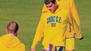 <b>ALEJA CONFIANZAS. </b>El central De la Cuesta avisa de que no deben caer en confianzas por ser líderes.