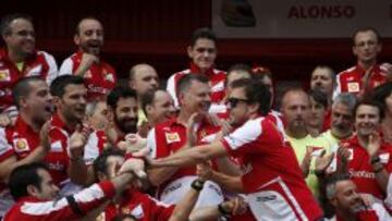 ALEGRÍA. Fernando Alonso celebra, junto a todo su equipo, su segunda victoria de la temporada.
