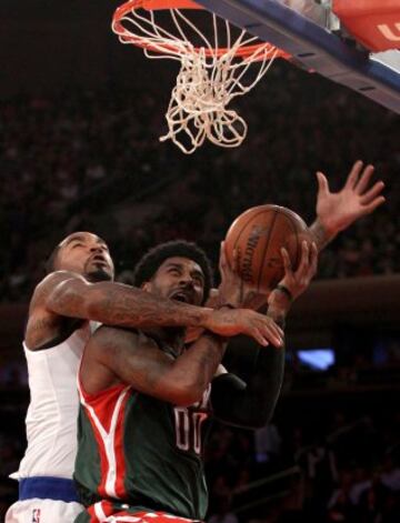 O.J. Mayo, parado en falta por J.R. Smith.