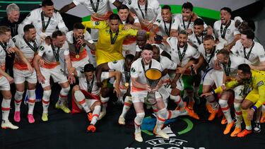 West Ham players celebrate with the trophy after the Europa Conference League final soccer match between Fiorentina and West Ham at the Eden Arena in Prague, Wednesday, June 7, 2023. (AP Photo/Darko Vojinovic)