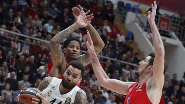 EPA7993. MOSCÚ (RUSIA), 08/02/2019.- El alero sueco-estadounidense del Real Madrid Jeffery Taylor (c) disputa un balón con el base francés Nando de Colo (d) y el ala-pívot estadounidense Will Clyburn, ambos del CSKA de Moscú, durante el partido entre ambos equipos correspondiente a la Euroliga de baloncesto, este viernes en Moscú (Rusia). EFE/ Sergei Ilnitsky