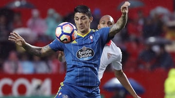 GRA543. SEVILLA, 27/04/2017.- El centrocampista francés Steven N'Zonzi (detrás), del Sevilla FC, presiona al chileno Pedro Pablo Hernández, del Celta de Vigo, durante el partido de la 34 jornada de Liga de Primera División que se juega esta noche en el estadio Sánchez Pizjuán de Sevilla. EFE/Julio Muñoz