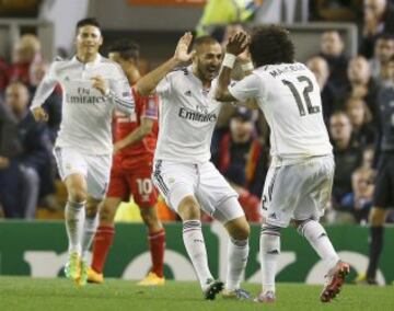 Benzema celebra el 0-2 con Marcelo.