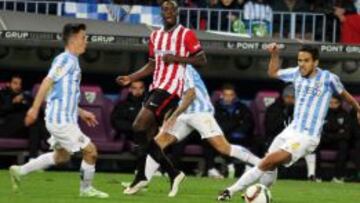 Iñaki Williams rodeado de jugadores del Málaga.