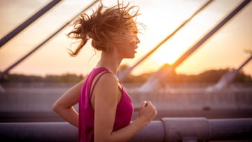 Se le conoce como Running es una actividad que consiste simplemente en correr de manera individual simplemente con el objetivo de superarse a sí mismo. Esta disciplina también ayuda a disminuir el estrés en las personas, además de que no es muy costoso, pues únicamente se necesitan unos buenos tenis para practicarlo.