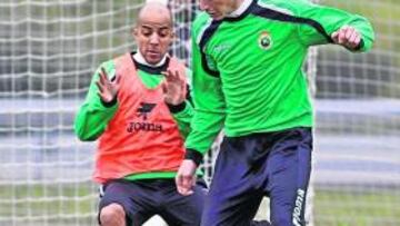 <b>CAMPO REDUCIDO. </b>Zigic y Luccin disputando uno de los partidillos de la sesión de ayer.