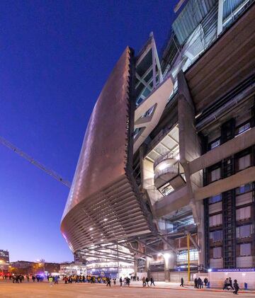 Las obras de remodelación del estadio del Real Madrid siguen su curso sin descanso a pocos meses de su inauguración. El club blanco presentado nuevas instantáneas del interior y de la fachada del estadio.