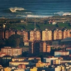 La ola gigante de La Vaca rompiendo en Santander: historia de una foto viral