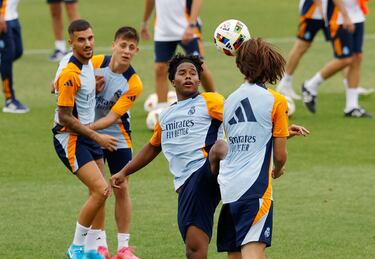 Endrick disputa el balón con Joan Martínez ante la atenta mirada de Dani Ceballos y Arda Güler.