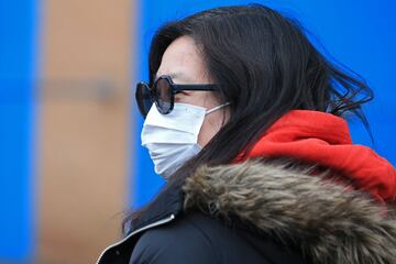 Seguidora asiática con mascarilla en el Burnley - Tottenham. 