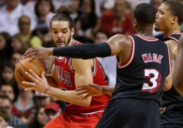 Joakim Noah encara a Dwyane Wade. 