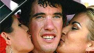 <b>UN LÍDER CORDOBÉS.</B> A Isidro Nozal le plantaron el sombrero cordobés como es costumbre con el líder de la clasificación general y con el vencedor de la etapa. Al ciclista cántabro no le quedaba muy mal, pero como se puede comprobar le sentaba mucho mejor a las señoritas.