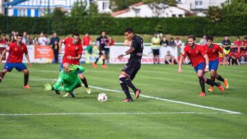 Toulouse&#039;s Wergiton Somalia drives the ball during the friendly football match Toulouse Vs Osasuna in Hendaye on July 22, 2016. / AFP PHOTO / Nicolas Mollo