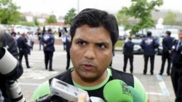 <b>MÁS SERIO. </b>Parece que la sonrisa comienza a borrársele a Alí.