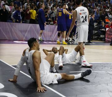 Tomic se jugó el último tiro de la prórroga. El balón no entró, Randolph lo cogió con una mano y tocó el tablero con la otra. Los árbitros dieron canasta en el Instant Replay por error.