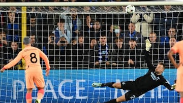 BRUGES - Antoine Griezmann of Club Atletico de Madrid shoots a penalty on the crossbar and misses during the UEFA Champions League Group B match between Club Brugge and Atletico Madrid at the Jan Breydel Stadium on October 4, 2022 in Bruges, Belgium. ANP | Dutch Height | Gerrit van Keulen (Photo by ANP via Getty Images)